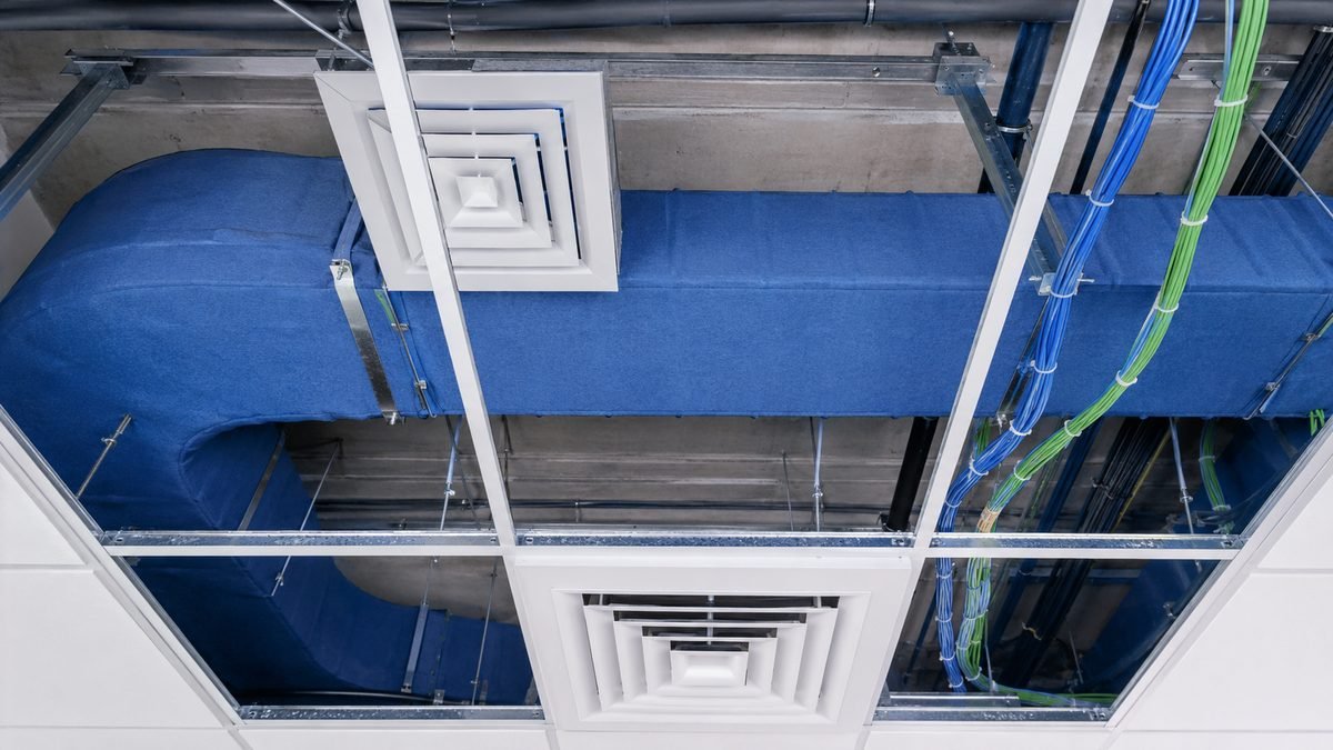 Instalación de conductos de aire acondicionado en falso techo
